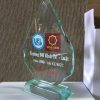 Kỷ niệm chương thủy tinh cao 18cm . Của đại học kinh tế - luật