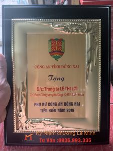 kỷ niệm chương gỗ đồng 286 .Công ty kỷ niệm chương Lê Minh chuyên cung cấp , kỷ niệm chương gỗ đồng , pha lê , thủy tinh . Giá cả cạnh tranh tại nhà sản xuất .